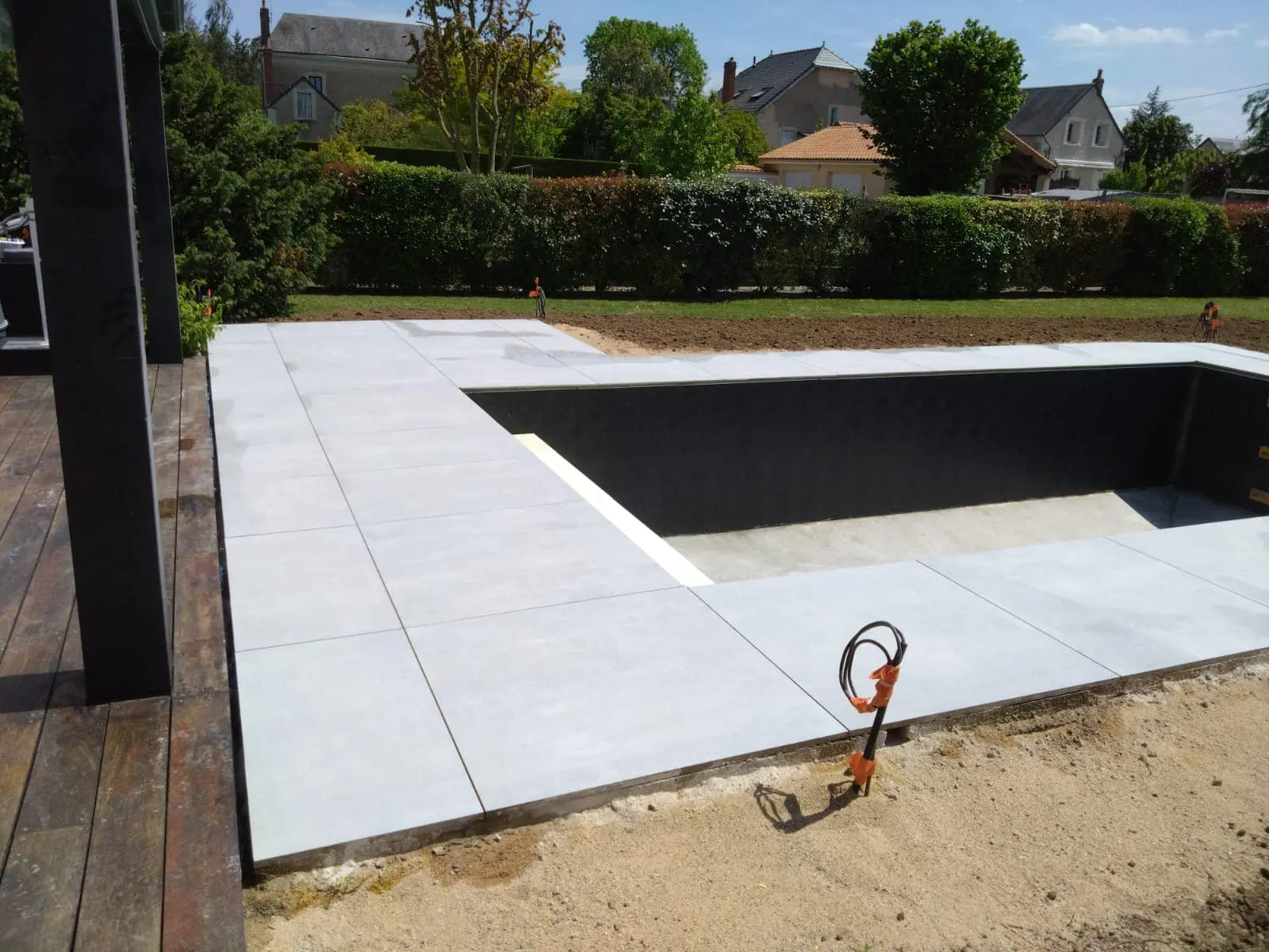 Chantier pose de carrelage pour piscine.