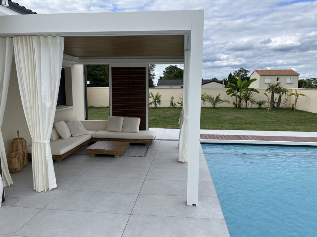 Pose carrelage exterieur accompagne pergola.