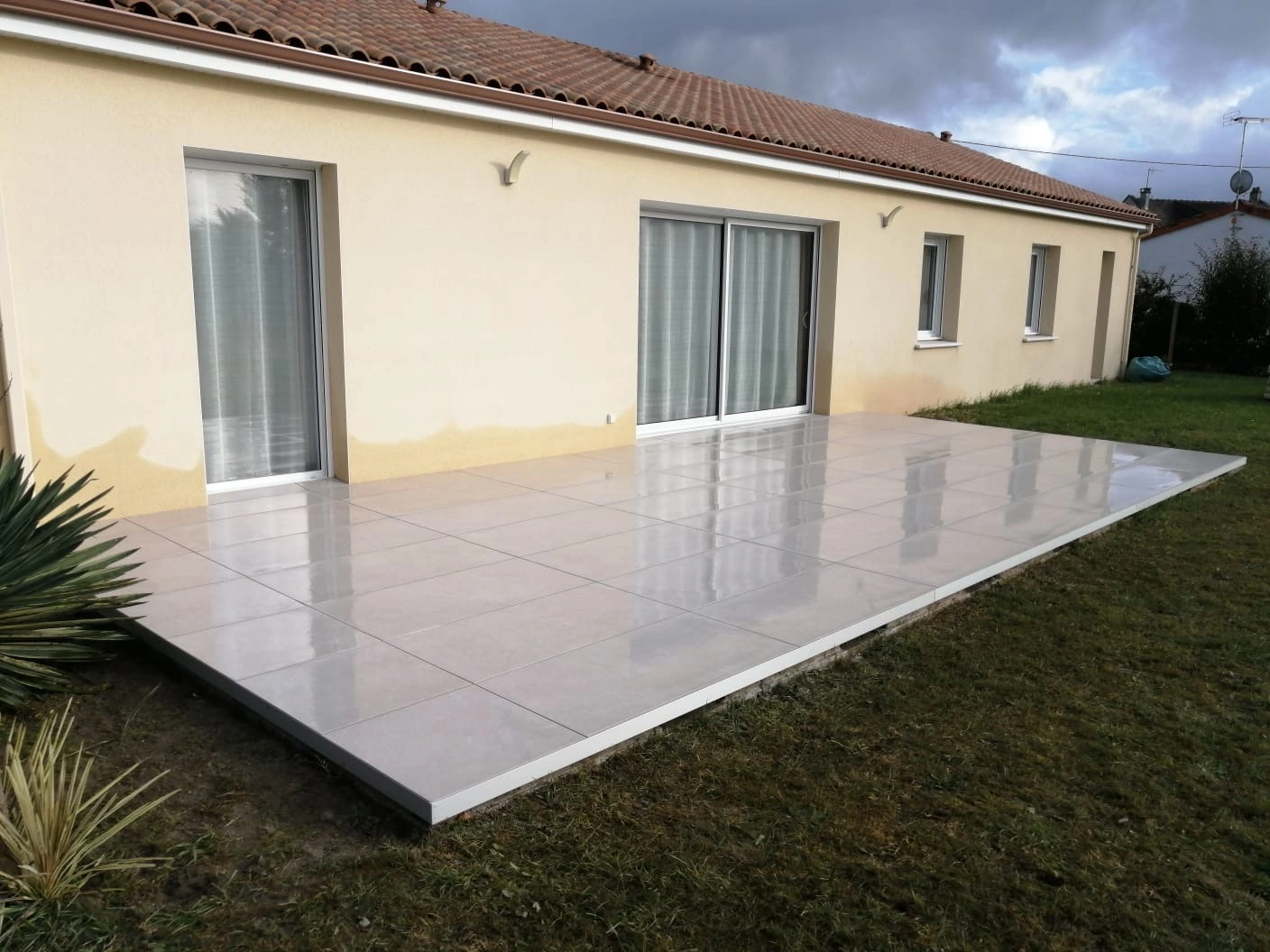 Pose d'une terrasse extérieure à Lencloitre